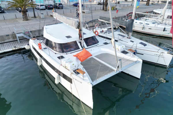 Alquiler de catamarán privado en Barcelona – barco de fiesta en el Port Olímpic con invitados en cubierta