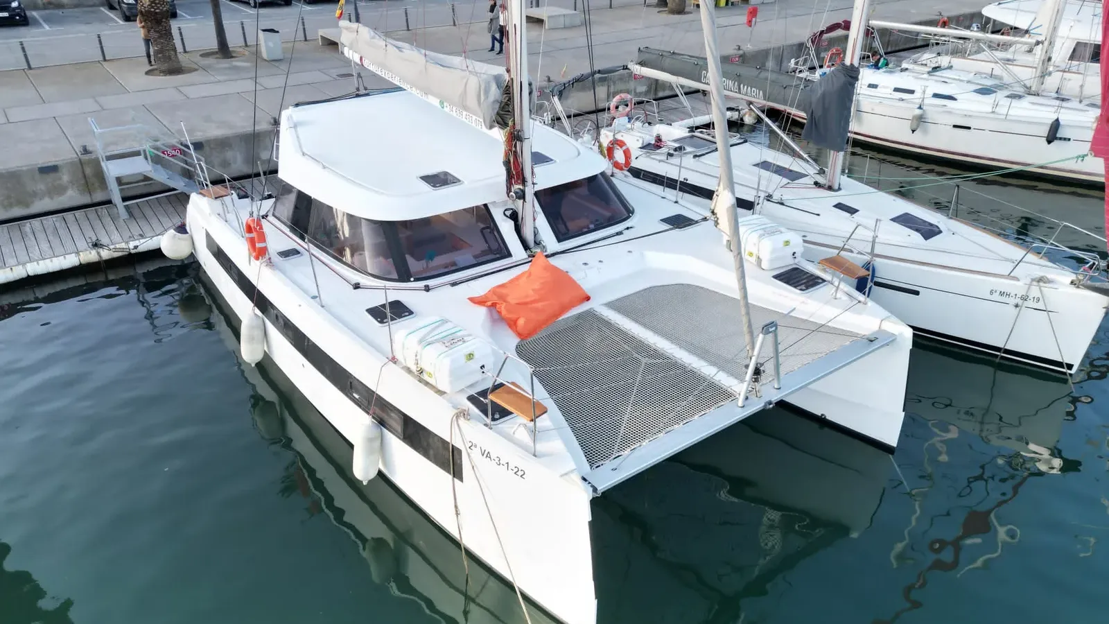 Alquiler de catamarán privado en Barcelona – barco de fiesta en el Port Olímpic con invitados en cubierta