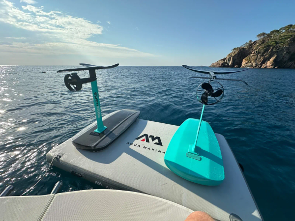 Session d'e-foil sur la Costa Brava - sortie privée en bateau depuis Llafranc vers une crique tranquille