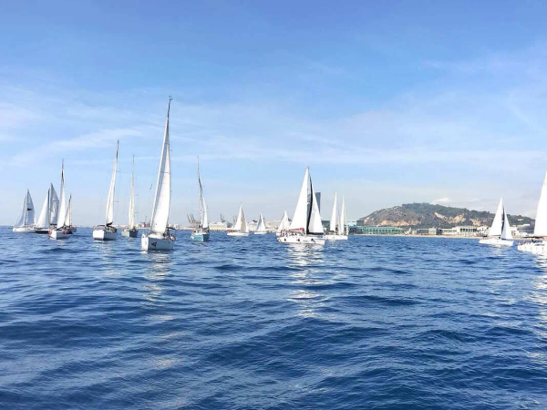 Team building nautique d'entreprise sur un voilier à Barcelone