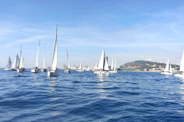 Team building náutico en velero Barcelona – actividades corporativas en barco