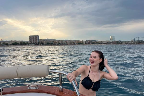Puesta de sol privada en barco en Barcelona - hora dorada sobre el Mediterráneo
