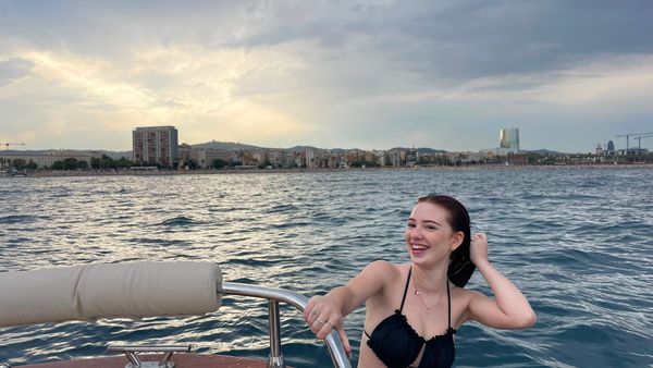 Barco privado navegando frente al skyline de Barcelona