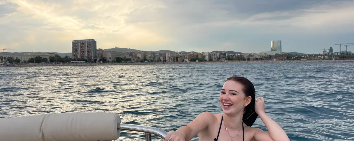 Bateau privé devant la skyline de Barcelone