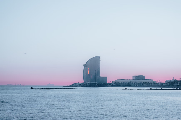 Paseo en barco al atardecer por la costa de Barcelona – hora dorada en el Mediterráneo