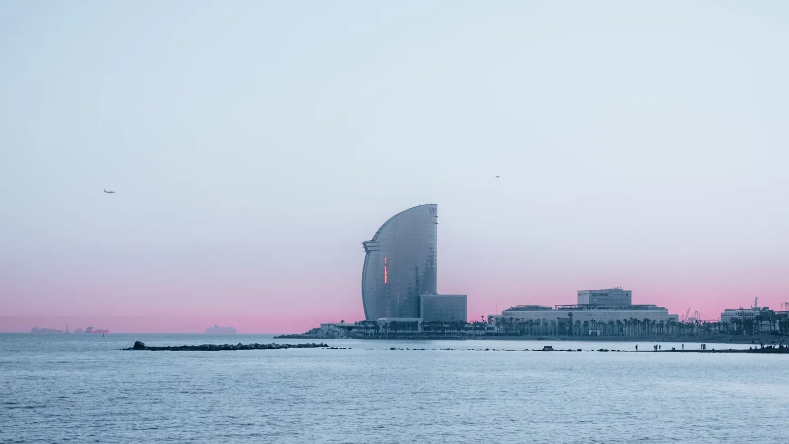 Paseo en barco al atardecer por la costa de Barcelona – hora dorada en el Mediterráneo