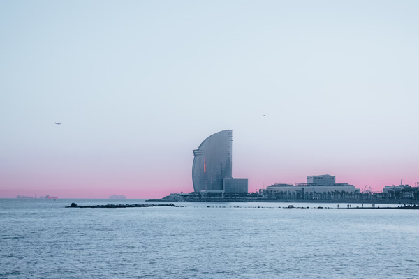 Sortie en voilier au coucher du soleil à Barcelone - heure dorée sur la Méditerranée