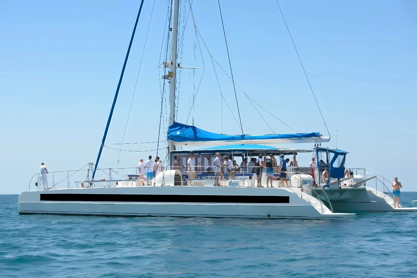 Catamarán Big Space Barcelona – exterior en el puerto