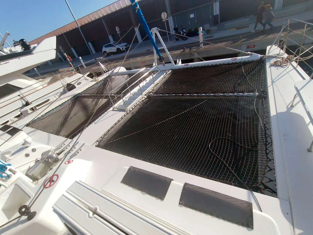 Catamarán Big Space amarrado en Barcelona con el skyline al fondo