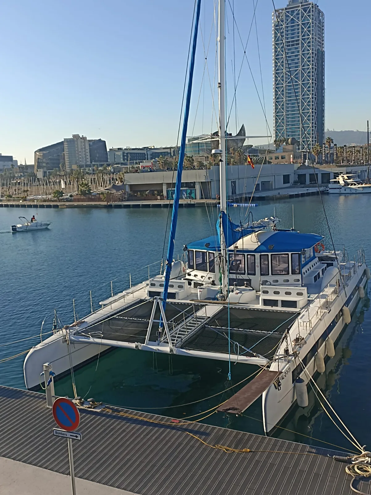 Catamarán Big Space en el Port Olímpic de Barcelona – Torre Mapfre al fondo