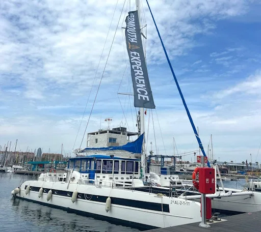 Catamarán Big Space Barcelona – amarrado en el puerto