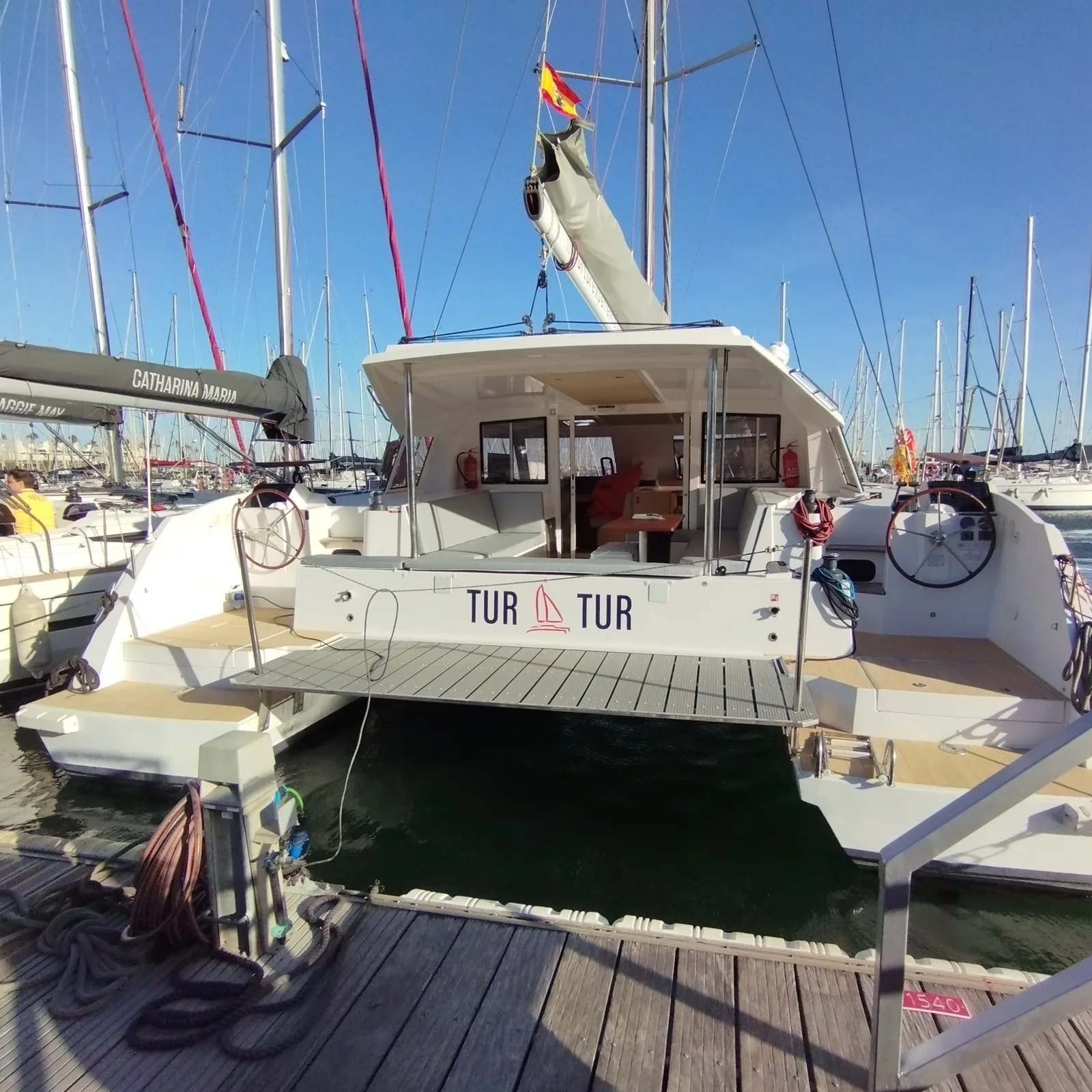 Solarium del catamarán Barcelona – invitados en cubierta