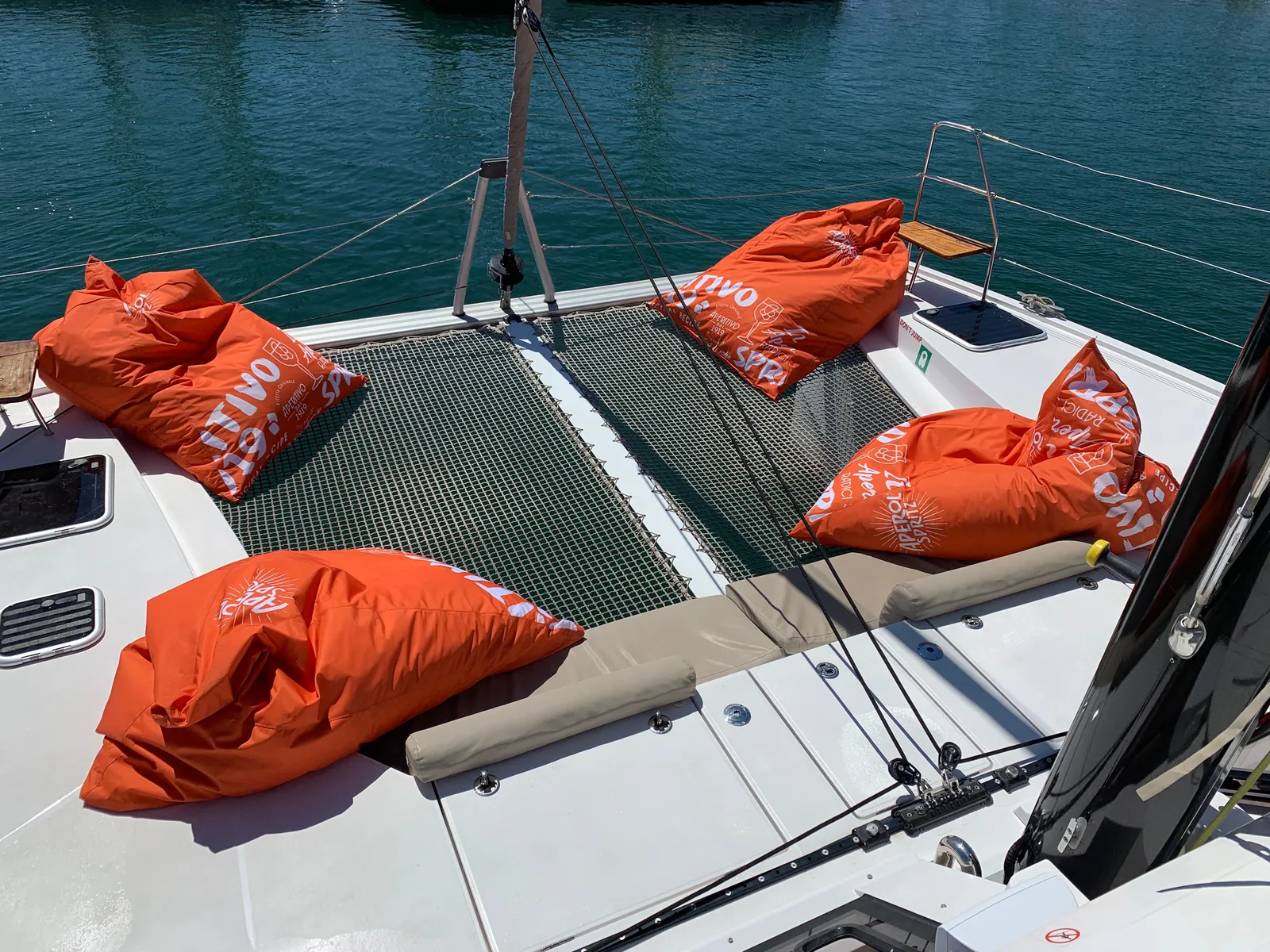 Interior del catamarán para eventos en Barcelona