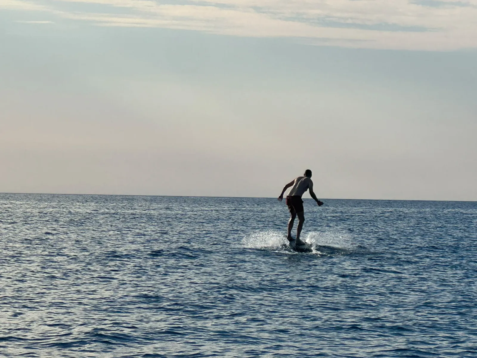 E-foil sobre aguas turquesas en una cala de la Costa Brava