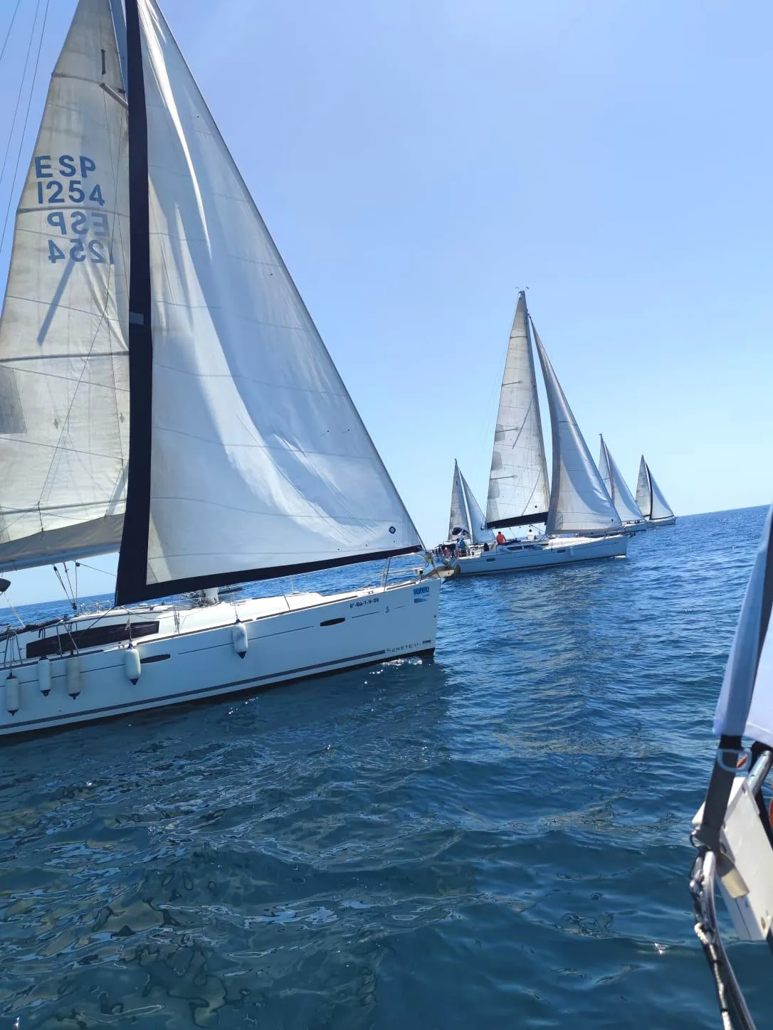 Dos veleros luchando por la posición durante la regata