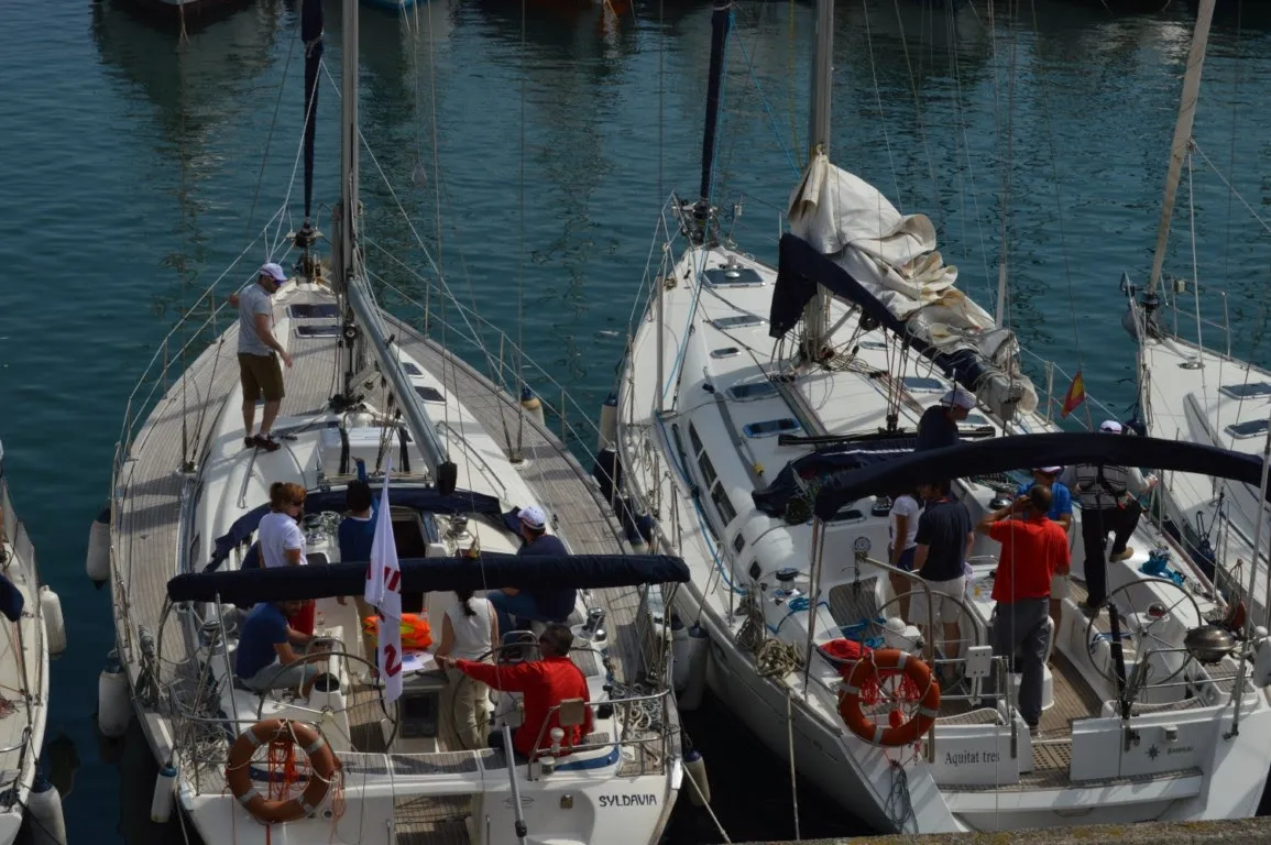 Team building náutico en barco en Barcelona – evento corporativo en el Port Olímpic