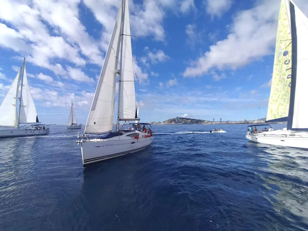 Velero y lancha auxiliar durante la regata corporativa
