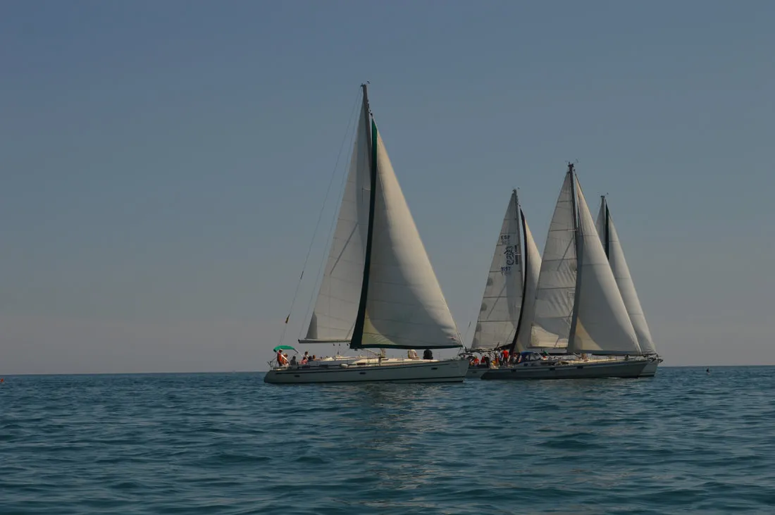 Dos veleros muy juntos luchando por la posición en la regata