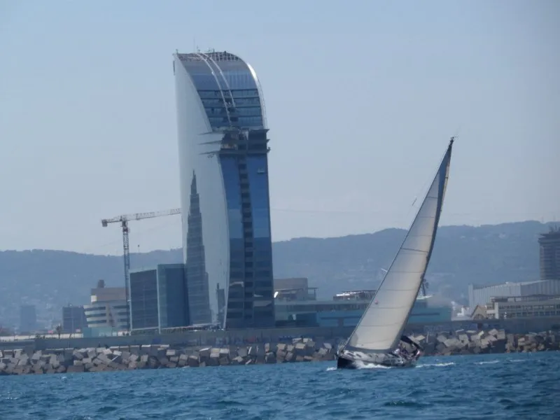Velero compitiendo frente al Hotel W de Barcelona