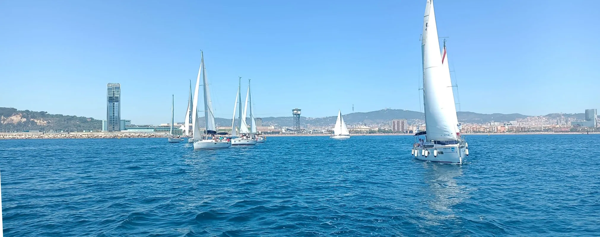 Team building náutico en barco en Barcelona – evento corporativo en el Port Olímpic