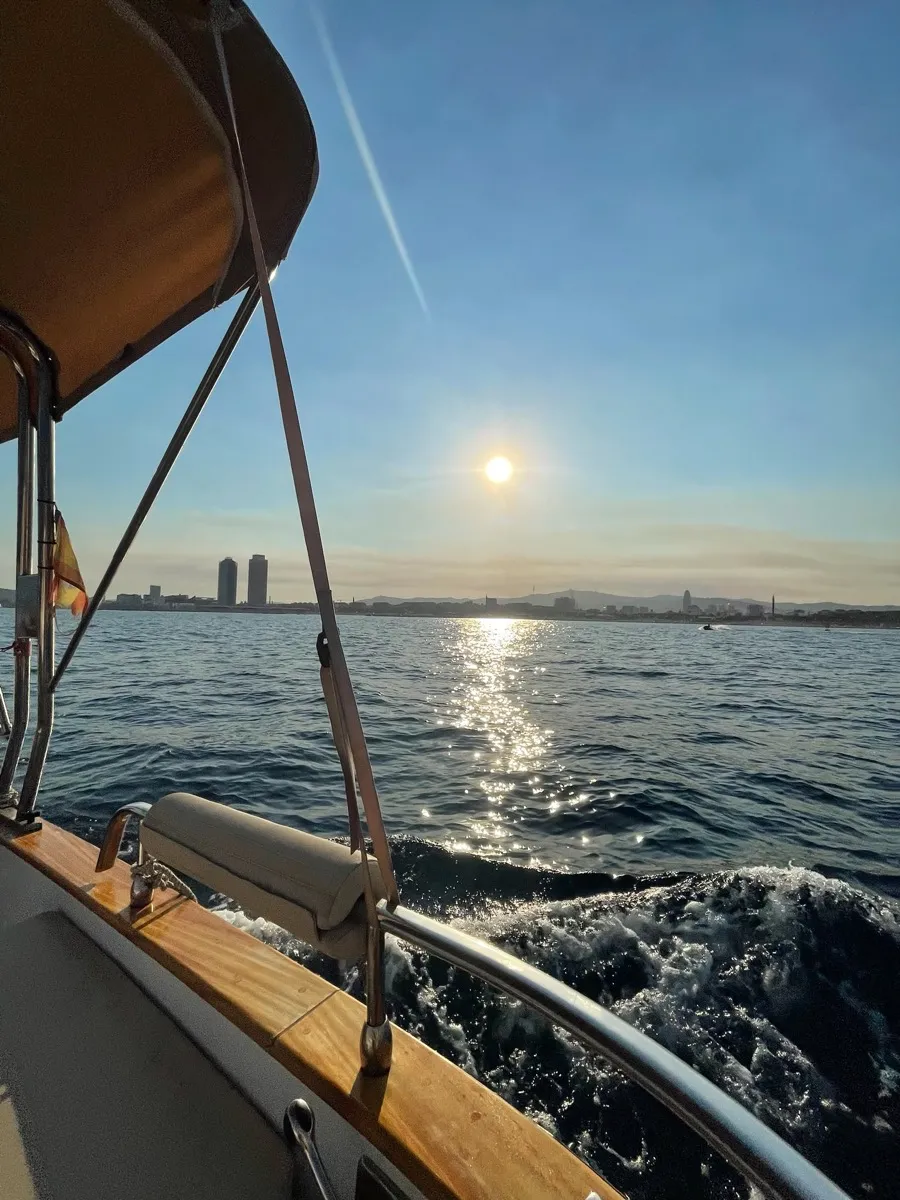 Sol de tarde sobre el skyline de Barcelona desde cubierta. Foto de un cliente en Google