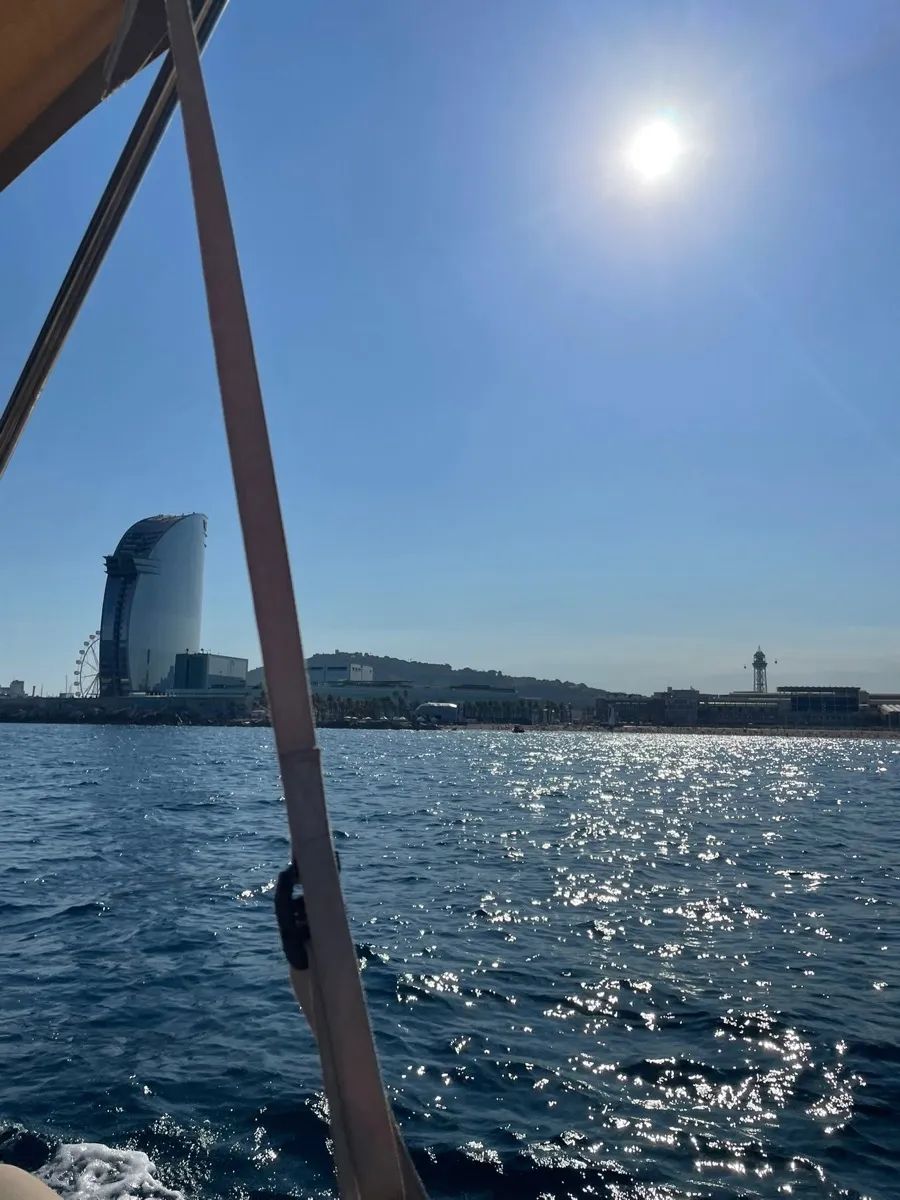 El hotel W y el Port Vell desde el agua una mañana despejada. Foto de un cliente en Google