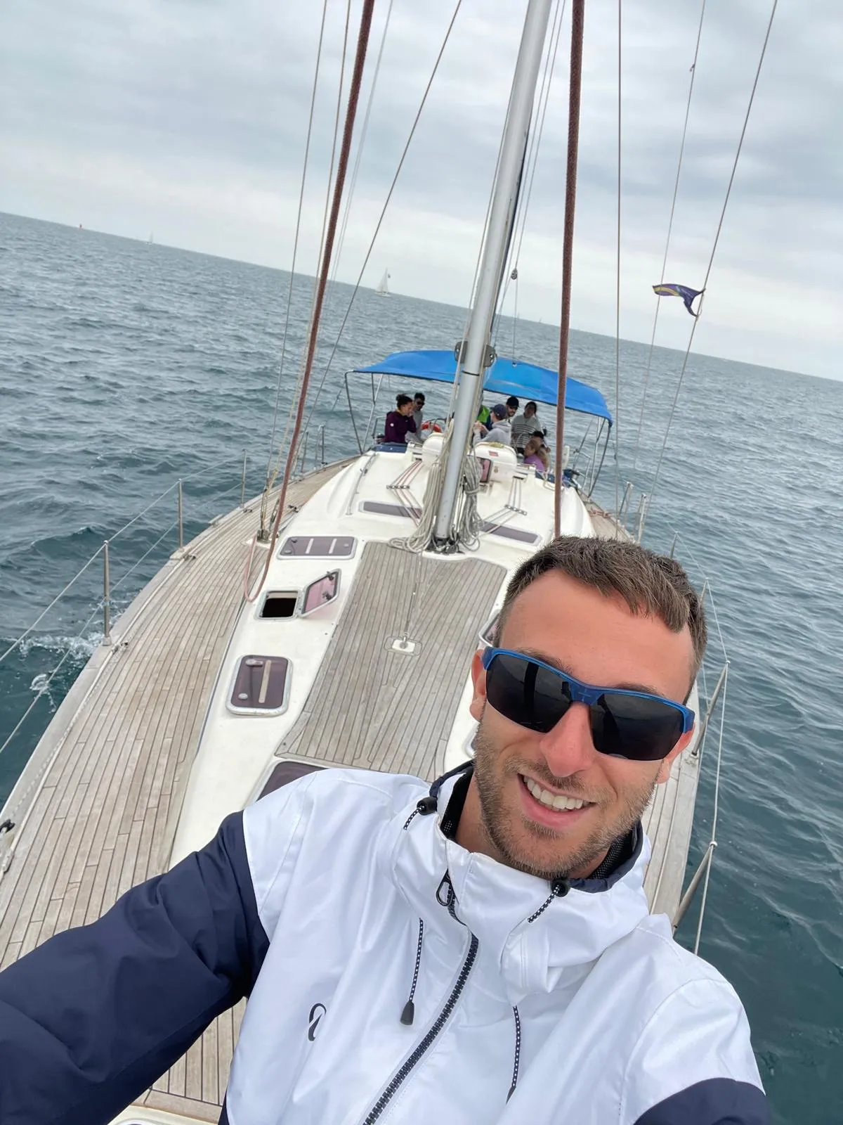 Ivan patroneando un velero con clientes a bordo