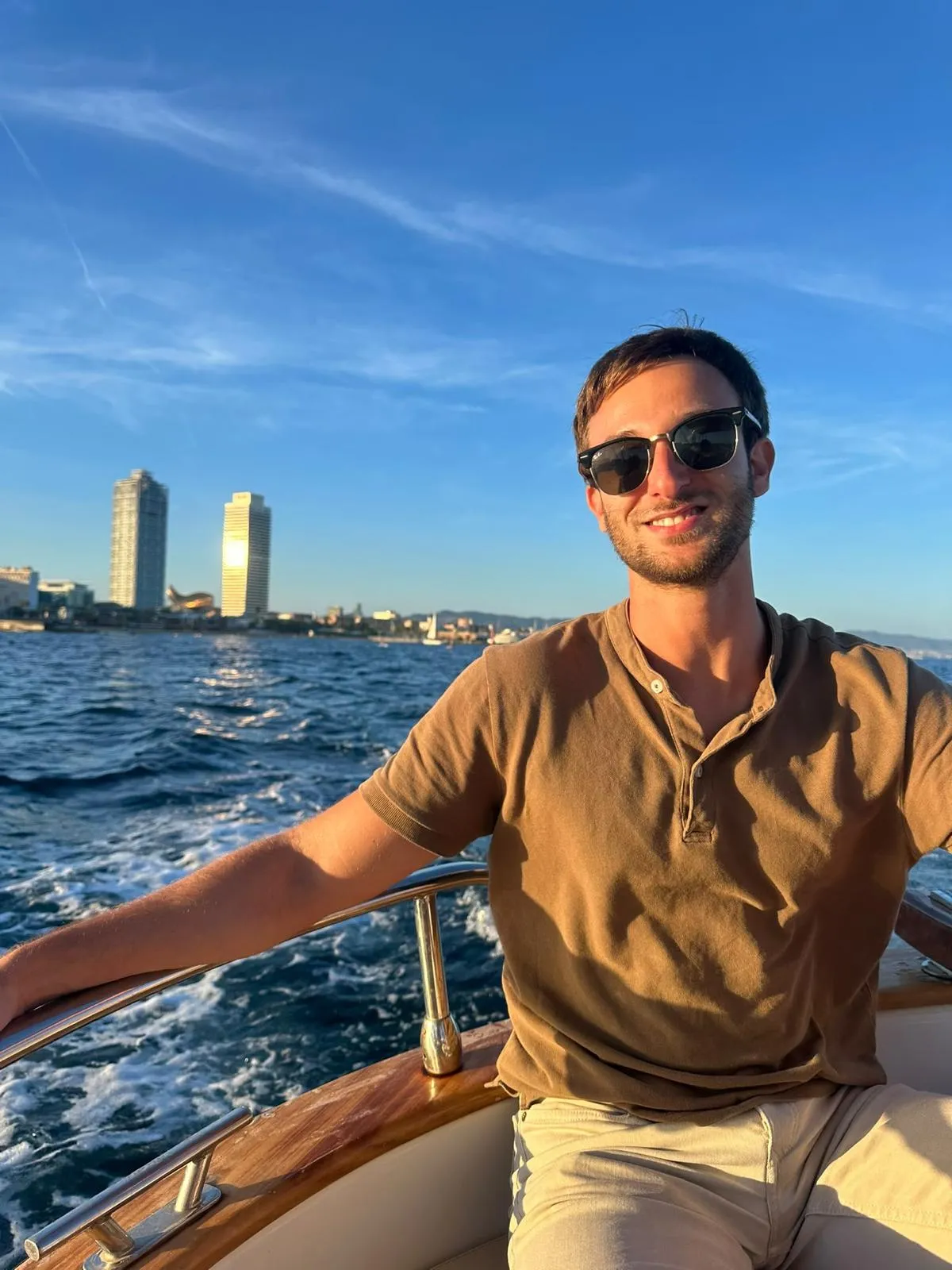 Ivan Ramirez, patrón de Nautiq Barcelona, en un barco frente al Port Olímpic