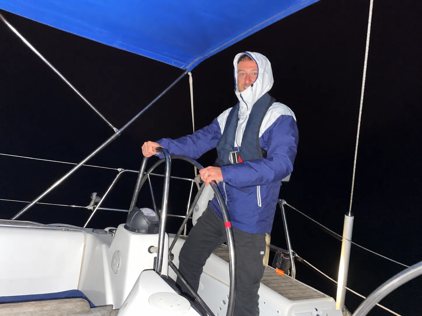 Ivan al timón de un velero de noche